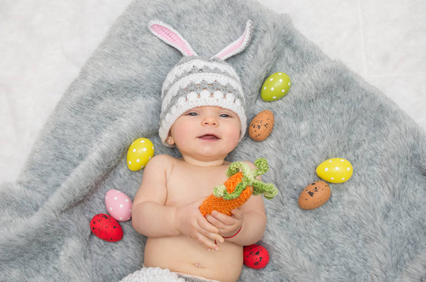 Menina bebê em chapéu de coelho deitado em cobertor cinza
  - Foto, Imagem