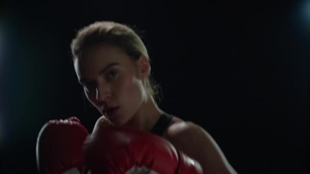 Vrouw vechter boksen met camera in slow motion. Vrouwelijke bokser training stoten - Video