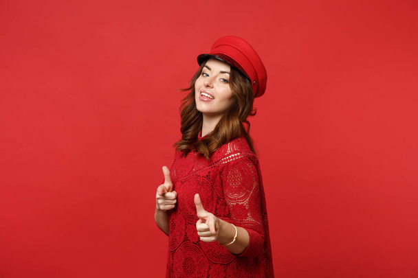Портрет приголомшливої молодої жінки в мереживному платті, кепка вказує на ін
 - Фото, зображення