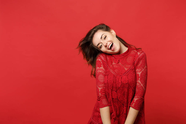 Портрет приголомшливої веселої молодої жінки в мереживному вбранні
  - Фото, зображення