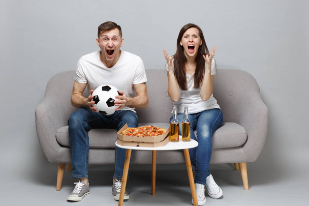 Grito pareja mujer hombre fútbol fans animar hasta apoyo favori
 - Foto, imagen