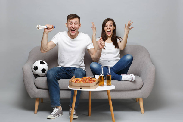Emocionado pareja mujer hombre fútbol fans en blanco camiseta animar
 - Foto, Imagen