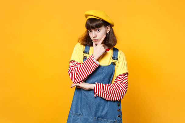 Portret van heldere meisje tiener in Franse baret, denim sundress - Foto, afbeelding