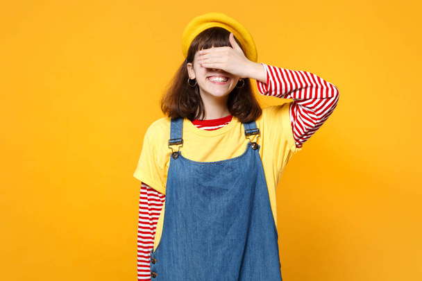 Портрет улыбающейся девочки-подростка в французском берете, джинса sundres
 - Фото, изображение