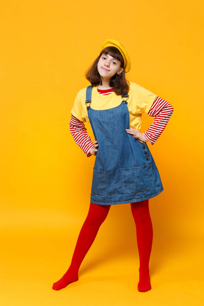 Полнометражный портрет очаровательной девочки-подростка в французском берете
 - Фото, изображение