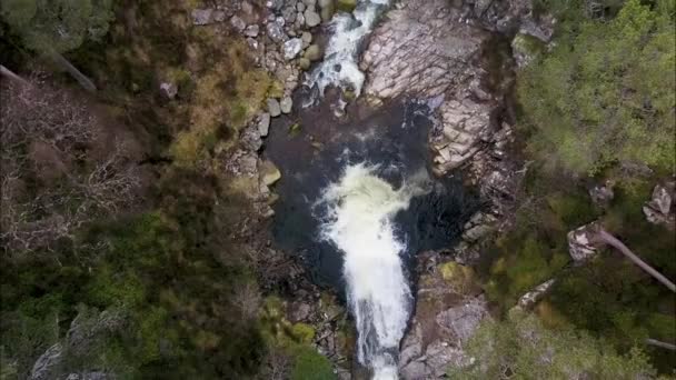 Wodospad, widok z góry, wideo wykonane z drona, Cairngorms Park Narodowy w Szkocji - Materiał filmowy, wideo