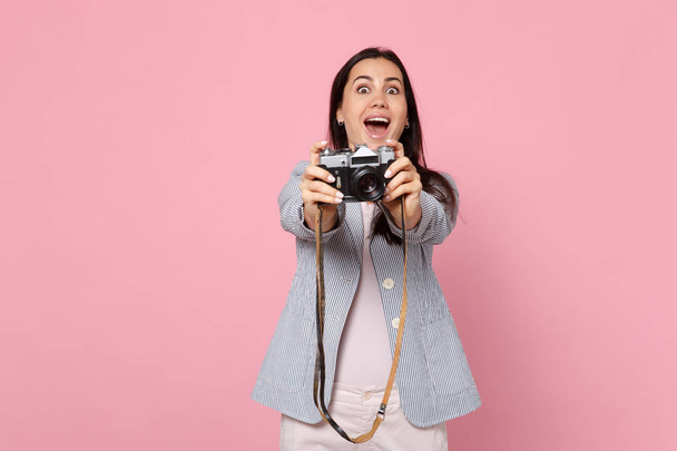 Innoissaan nuori nainen raidallinen takki pitää suu auki ottaen
  - Valokuva, kuva