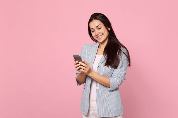 Πορτρέτο του χαμογελώντας νεαρή γυναίκα σε ριγέ σακάκι χρησιμοποιώντας κινητό p - Φωτογραφία, εικόνα