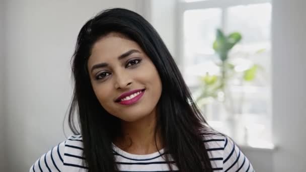 Jovem mulher indiana rosto close-up
 - Filmagem, Vídeo
