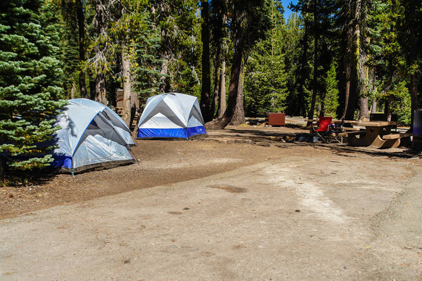 Summit Lake North Campground in Lassen Volcanic National Park in California, Estados Unidos
 - Foto, Imagem