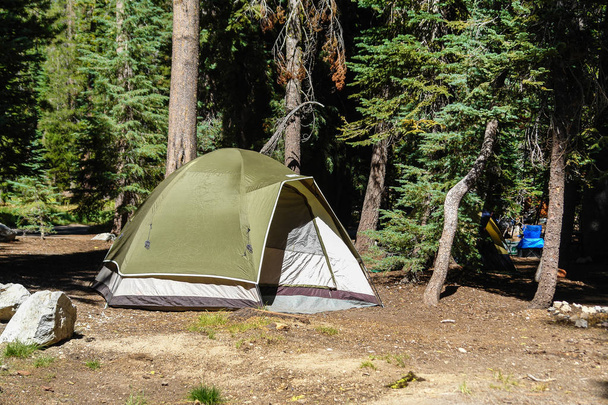 Summit Lake South Campground em Lassen Volcanic National Park, na Califórnia, Estados Unidos
 - Foto, Imagem