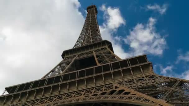 Torre Eiffel cielo azul con nubes hasta hiperlapso de vista superior
 - Metraje, vídeo