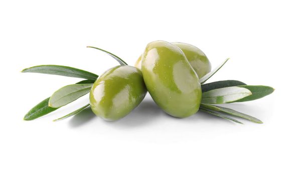 Chutné olivy na bílém pozadí - Fotografie, Obrázek