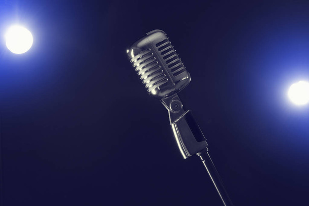 Retro-Mikrofon auf dunklem Hintergrund - Foto, Bild