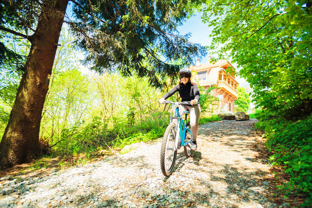 Молодая женщина на своем горном велосипеде
 - Фото, изображение