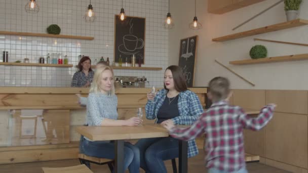 Two single moms with preteen kids meeting in cafe - Séquence, vidéo