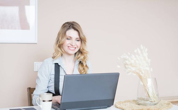 Business woman blonde solves business problems on the computer - Foto, Imagem