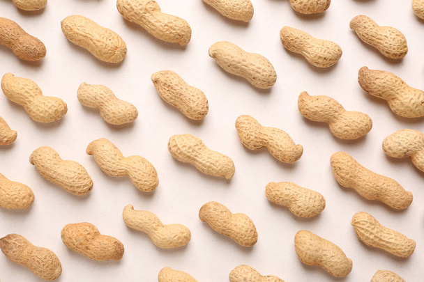 Maukkaita maapähkinöitä valkoisella pohjalla
 - Valokuva, kuva