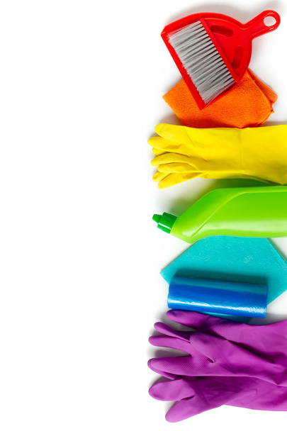 Conjunto de produtos de limpeza de cores do arco-íris isolado no fundo branco. Conceito de limpeza de primavera. Vista superior, espaço de cópia
. - Foto, Imagem
