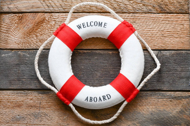 Lifebuoy con benvenuto a bordo frase su sfondo di legno
 - Foto, immagini