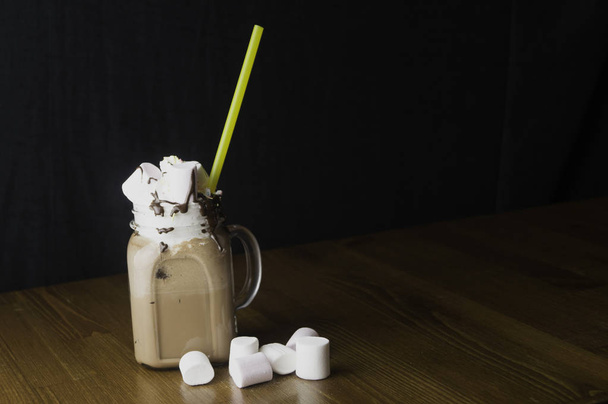 Çikolata içecekler ve şekerler kolları ile cam bardak - Fotoğraf, Görsel