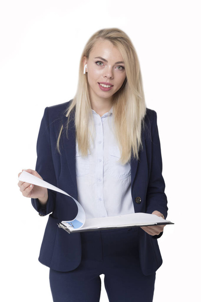 Μια ξανθιά με μπλε κοστούμι κρατάει ένα φάκελο με το πρόγραμμα ανάπτυξης της εταιρείας. Μεμονωμένα - Φωτογραφία, εικόνα