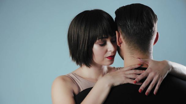 セクシーな若いカップルはスタジオの背景にポーズ - 写真・画像