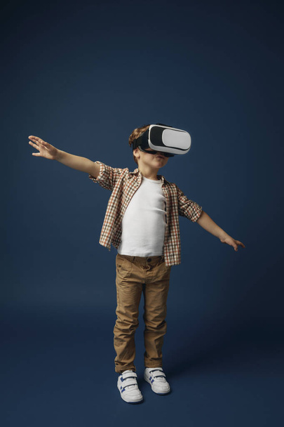 Child with virtual reality headset - Foto, afbeelding