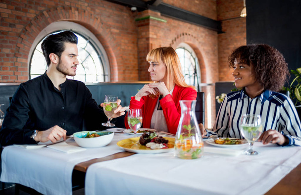 Ludzie biznesowi podczas przerwy obiadowej w restauracji, Grupa wieloetniczna - Zdjęcie, obraz