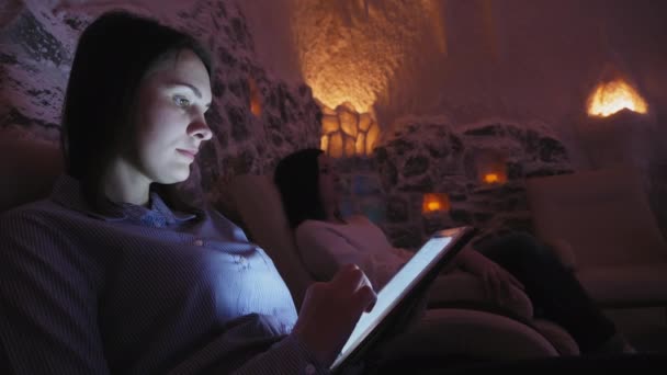 Žena používá digitální tablet během terapie. - Záběry, video