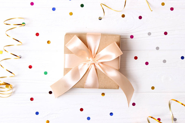 подарок и искры конфетти на цветном фоне вид сверху. минимализм, инста. flatlay
  - Фото, изображение