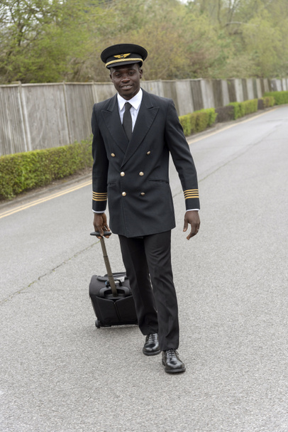Airline-Pilot in Uniform geht mit Flugtasche zur Arbeit. - Foto, Bild