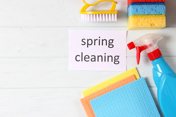 produtos de limpeza em um fundo colorido vista superior e cartão de limpeza primavera. - Foto, Imagem