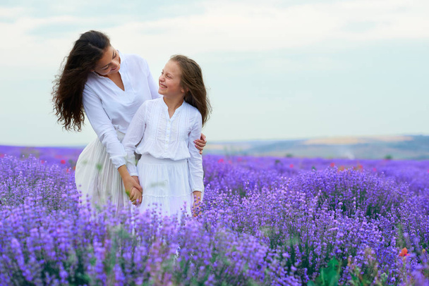 Mädchen sind im Lavendelfeld, schöne Sommerlandschaft - Foto, Bild