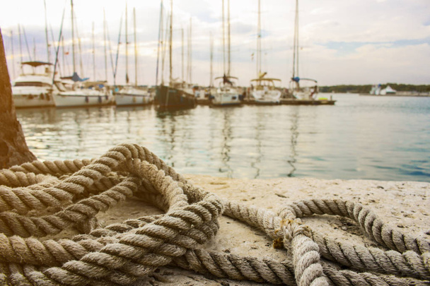 touwen op pier - Foto, afbeelding