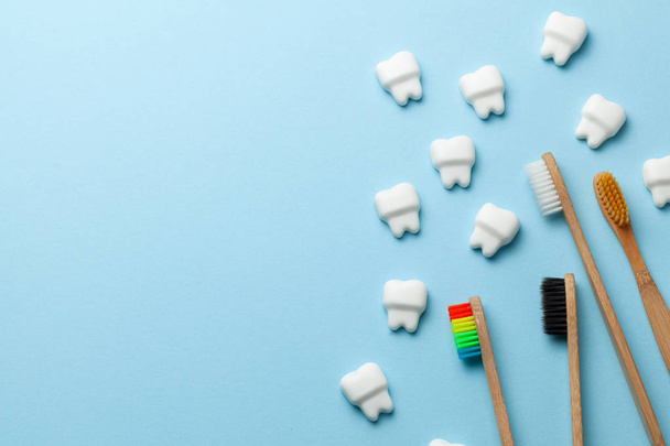 Denti bianchi sani su sfondo blu con spazzolino da denti. Copia spazio per testo
. - Foto, immagini