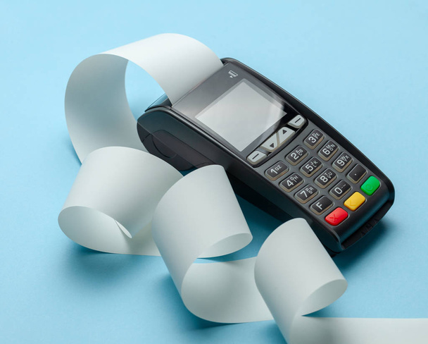 Terminál pénztárgép pénztárgépet POS a kifizetések és a hosszú roll cash Tape kék háttér. - Fotó, kép