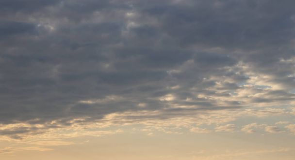 Прекрасний захід сонця в хмарах, яскраве сонце
 - Фото, зображення