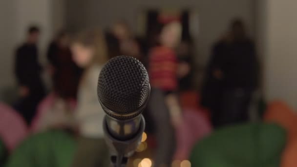 Point de vue d’un chanteur s’intensifiant au microphone avant un public en direct après la partie - Séquence, vidéo