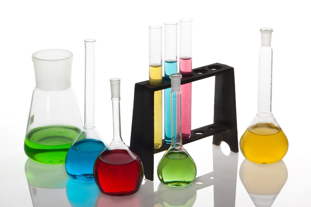 Chemistry set with test-tubes and beakers filled with multicolo - Foto, afbeelding