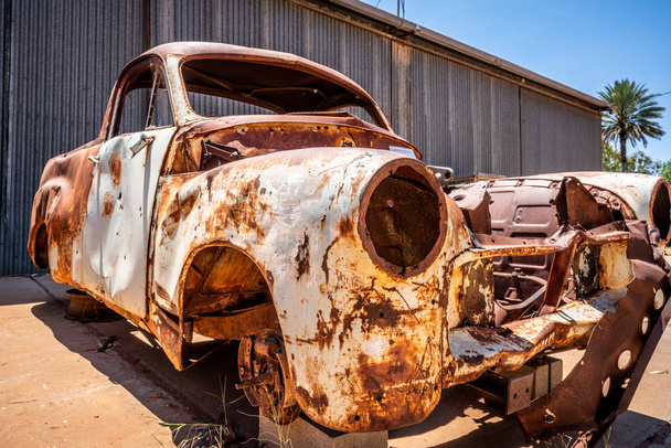 Choque de coche oxidado vintage en el centro rojo australiano
 - Foto, Imagen