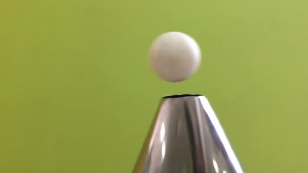 Sala de exposiciones del museo físico. Efecto tubo de viento. La pelota de tenis de mesa se eleva en el aire por encima del tubo de cono que sopla
 - Metraje, vídeo