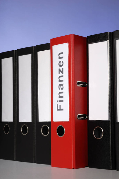 Red File Folder gelabeld Financiën - Foto, afbeelding