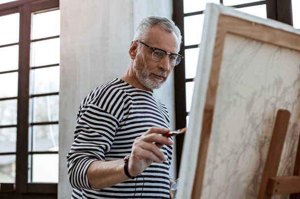 Artist wearing bracelet having painting brush in his hands - Foto, Imagem