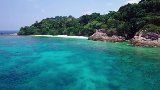 Antenna 4k Footage: repülő felett trópusi tengerpart kókusz Pálma és türkizkék víz, Malajzia úti cél - Felvétel, videó