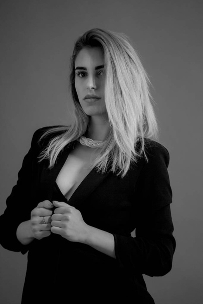Portret młodej blond kobieta pozowanie w czarnym biustonosz i spodnie w Studio - Zdjęcie, obraz