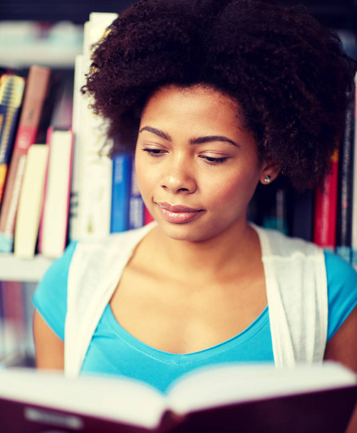 Afryki student dziewczyna czytania książki w bibliotece - Zdjęcie, obraz