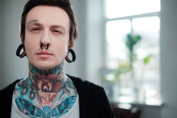 Portrét alternativní model s špunty do uší a tetování - Fotografie, Obrázek