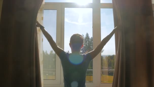 Ablak függöny megnyitása nő - Felvétel, videó