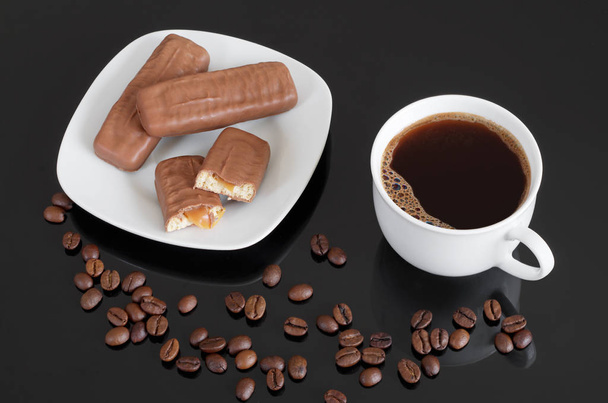 Bar à biscuits au caramel, chocolat au lait et café
 - Photo, image